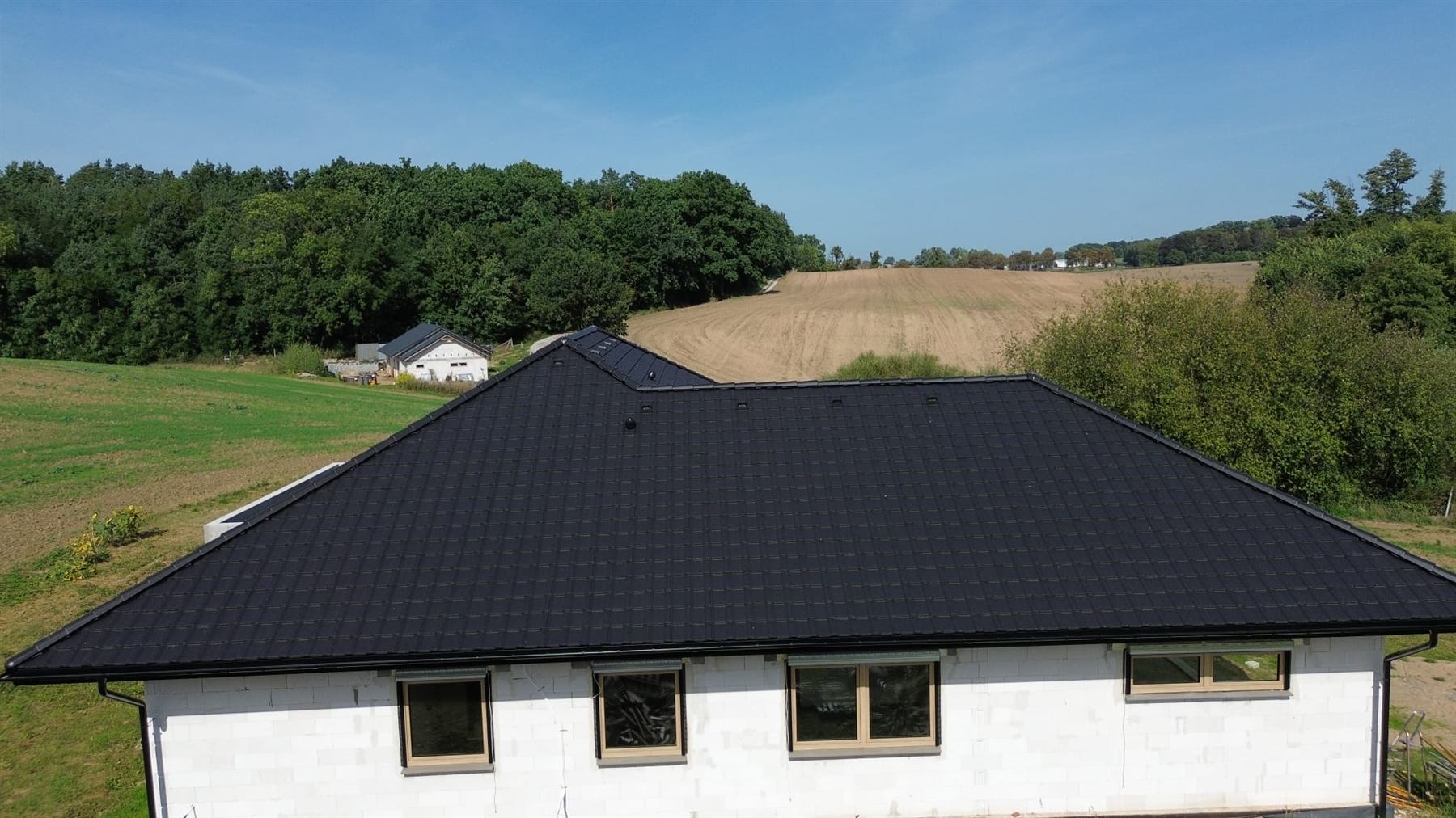 Dach czterospadowy kryty dachówką betonową grafitową