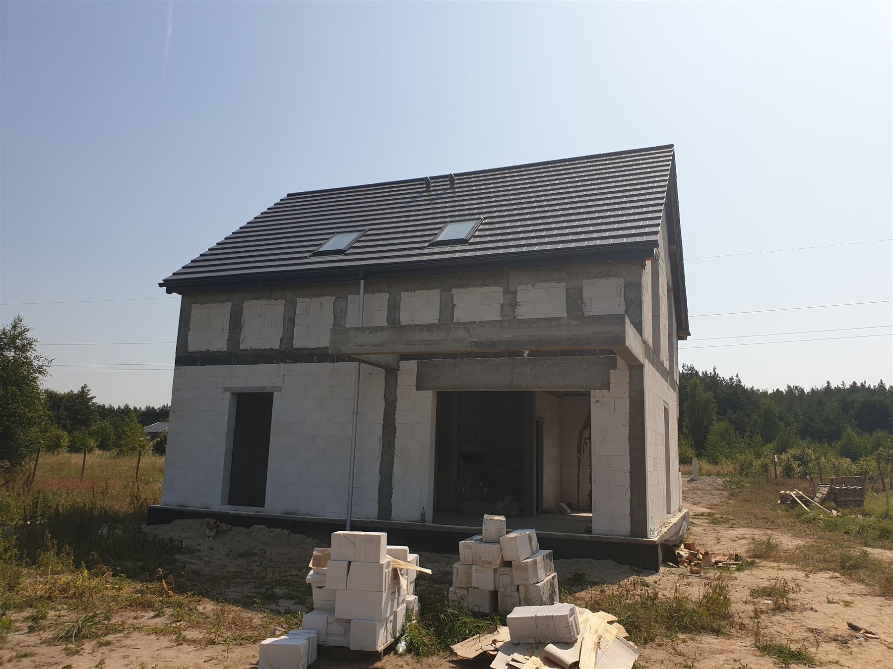 Nowy dom z poddaszem i kompletnym systemem rynnowym
