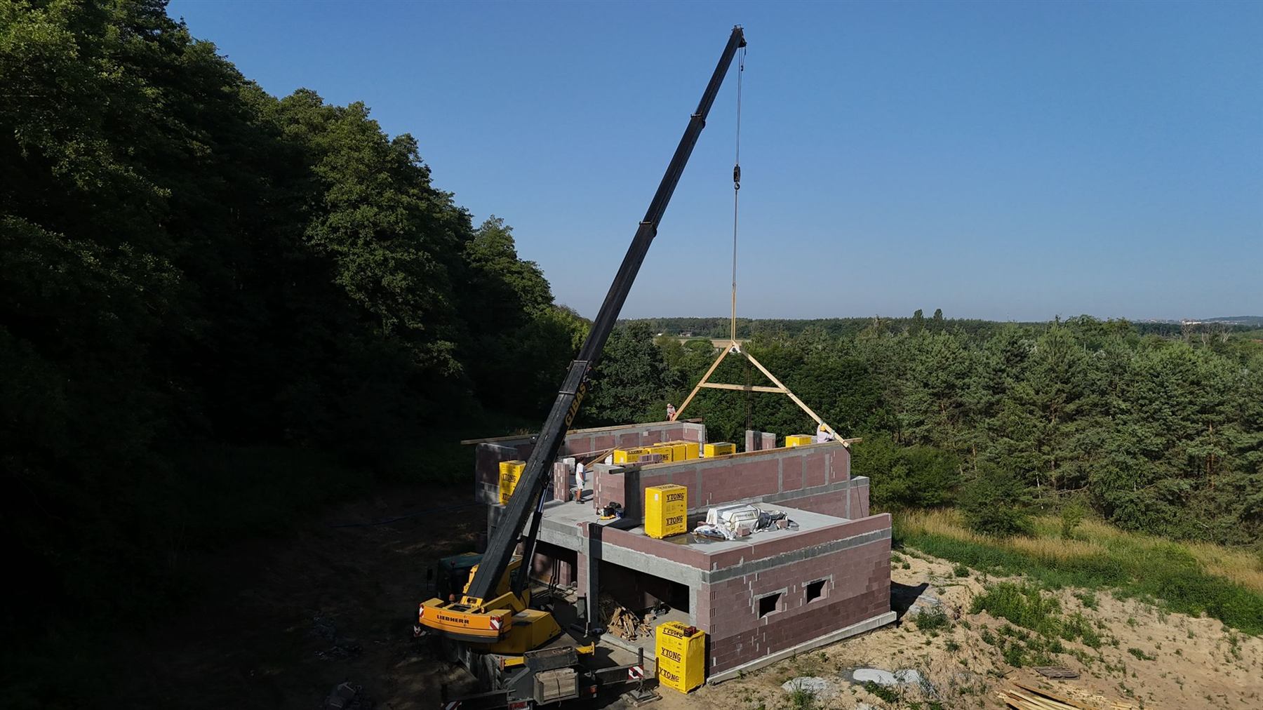 Sprzęt podający materiał na połać dachową